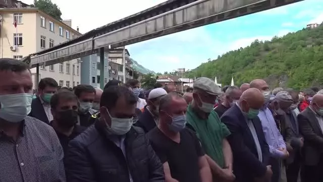 Bakan Soylu, Murgul'daki selde hayatını kaybeden kişinin cenaze törenine katıldı