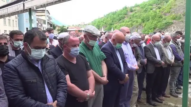 Bakan Soylu, Murgul'daki selde hayatını kaybeden kişinin cenaze törenine katıldı