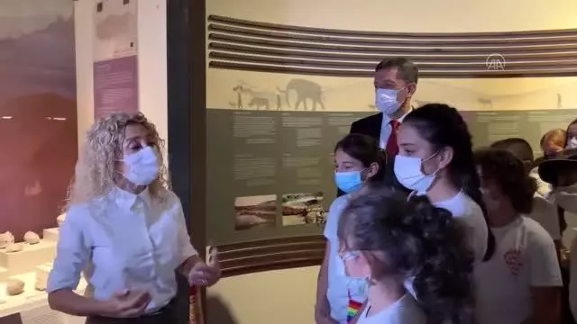 Son dakika... Bakanlar Selçuk ve Ersoy, öğrencilerle Anadolu Medeniyetleri Müzesi'ni gezdi