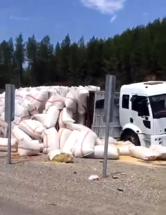 Batman Baykan yolunda saman yüklü tır devrildi