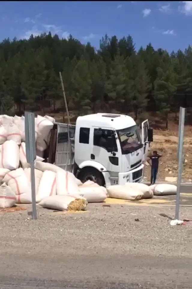 Batman Baykan yolunda saman yüklü tır devrildi