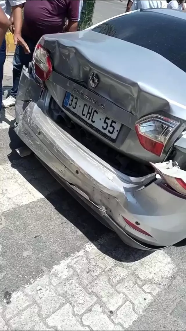 Batman'da kamyonet otomobile arkadan vurdu: 2 yaralı