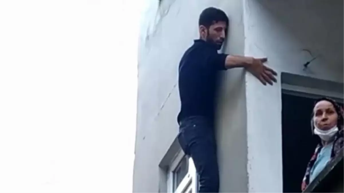 Bunu da gördük! Pencerede mahsur kalan hırsız, bina sakinlerine yalvardı