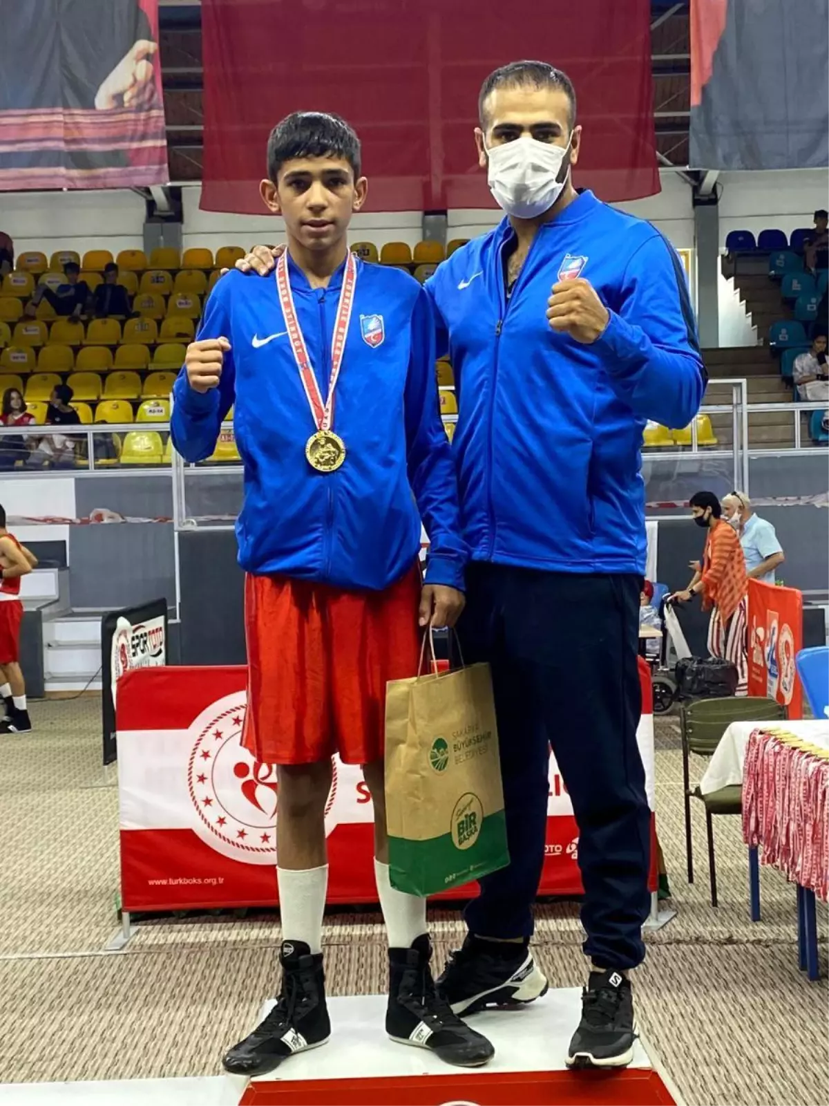 BÜYÜKŞEHİR'İN SPORCUSU ÖZKISA BOKSTA TÜRKİYE ŞAMPİYONU OLDU
