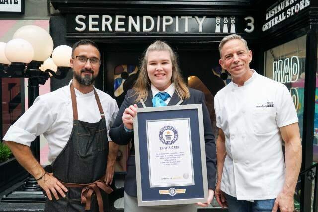 Dünyanın en pahalı patates kızartması bin 713 liralık fiyatıyla Guinness'e girdi! Üzerine altın tozu serpiliyor Dünyanın en pahalı patates kızartması bin 713 liralık fiyatıyla Guinness'e girdi! Üzerine altın tozu serpiliyor