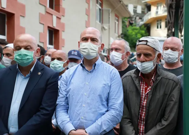 Bakan Soylu, Murgul'daki selde hayatını kaybeden kişinin cenaze törenine katıldı