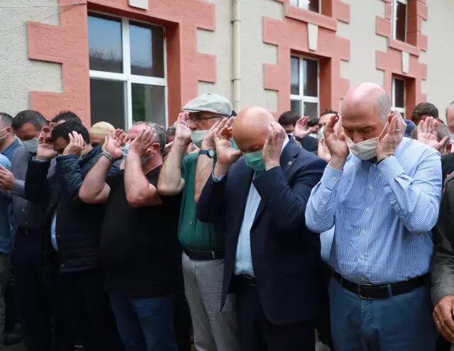 Bakan Soylu, Murgul'daki selde hayatını kaybeden kişinin cenaze törenine katıldı