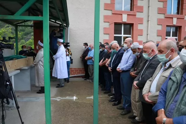 Bakan Soylu, Murgul'daki selde hayatını kaybeden kişinin cenaze törenine katıldı