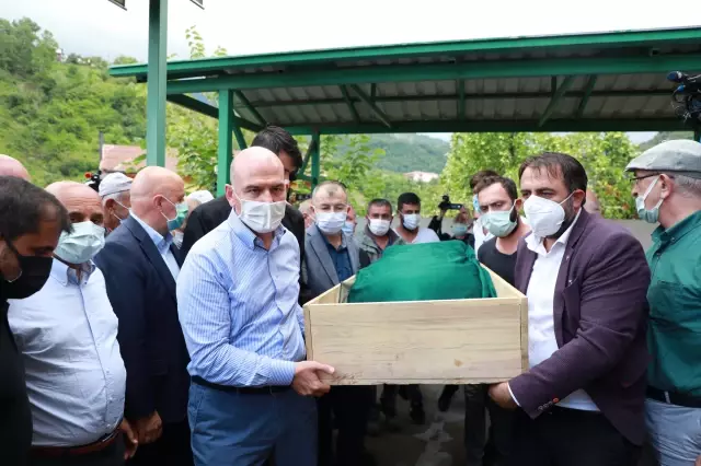 Bakan Soylu, Murgul'daki selde hayatını kaybeden kişinin cenaze törenine katıldı