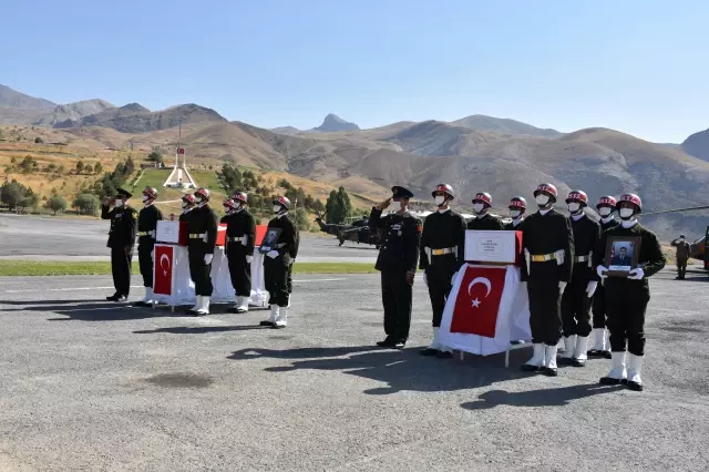 Son dakika haber: Irak'ın kuzeyindeki Pençe Harekatı bölgesinde şehit olan askerler için Hakkari'de tören düzenlendi