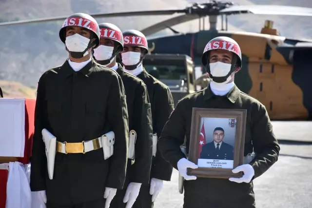 Son dakika haber: Irak'ın kuzeyindeki Pençe Harekatı bölgesinde şehit olan askerler için Hakkari'de tören düzenlendi