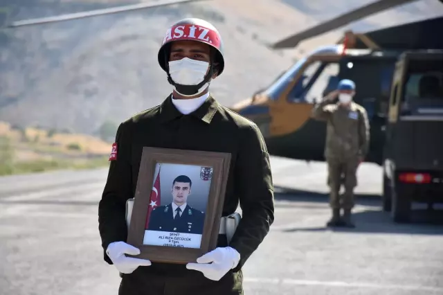 Son dakika haber: Irak'ın kuzeyindeki Pençe Harekatı bölgesinde şehit olan askerler için Hakkari'de tören düzenlendi