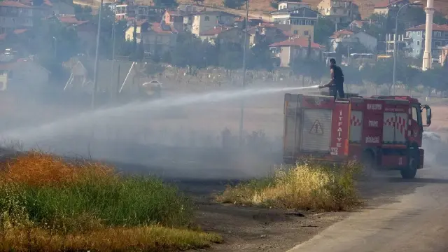 Son dakika haberi: İş yerlerine yakın alanda çıkan otluk yangını korkuttu