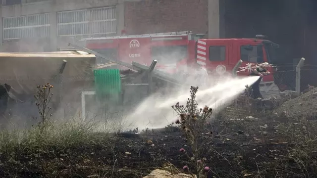 Son dakika haberi: İş yerlerine yakın alanda çıkan otluk yangını korkuttu