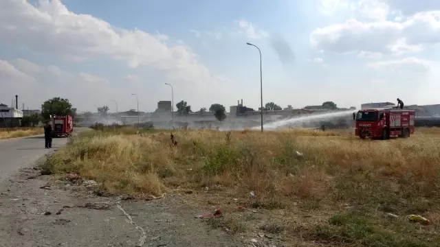 Son dakika haberi: İş yerlerine yakın alanda çıkan otluk yangını korkuttu