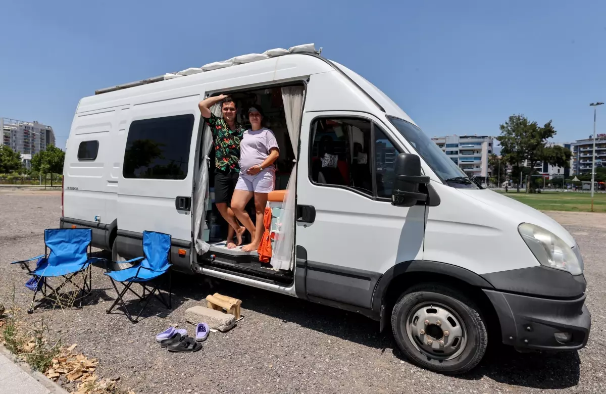 Karavanla Türkiye turuna çıkan çift, bebek haberini aldıkları İzmir'de kontak kapattı