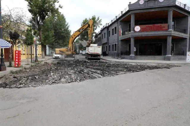 Kars'ta yol yapım çalışmaları sürüyor