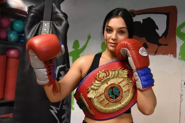 SPOR Kilo vermek için boksa başlayan Dilara, ilk altın kemerine çok yakın
