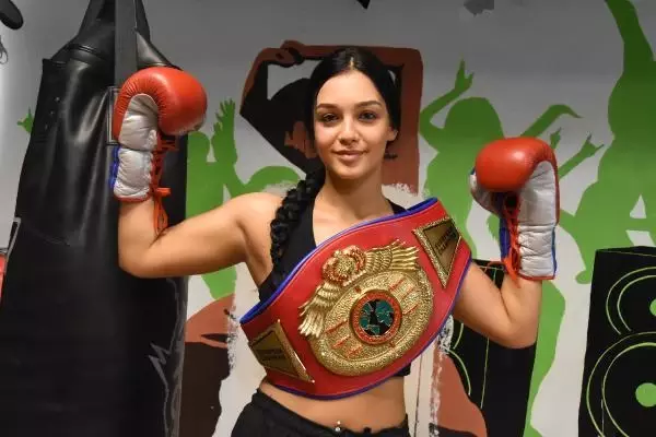 SPOR Kilo vermek için boksa başlayan Dilara, ilk altın kemerine çok yakın