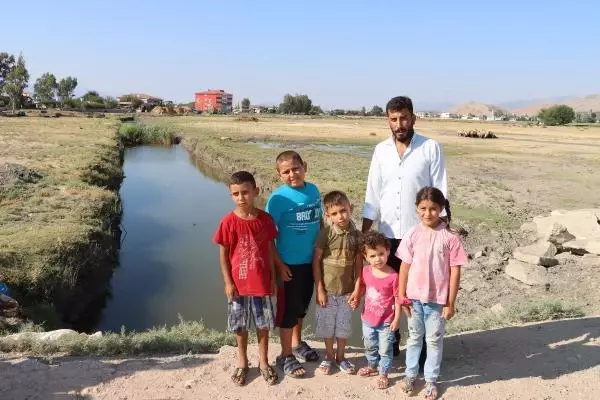 MAHALLE İÇİNDEKİ SU KANALLARI TEHLİKE SAÇIYOR