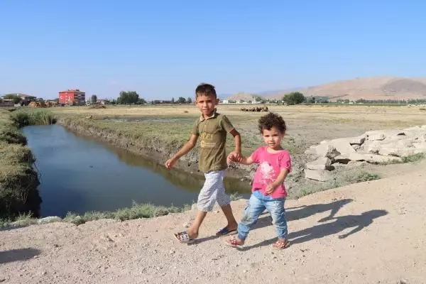 MAHALLE İÇİNDEKİ SU KANALLARI TEHLİKE SAÇIYOR