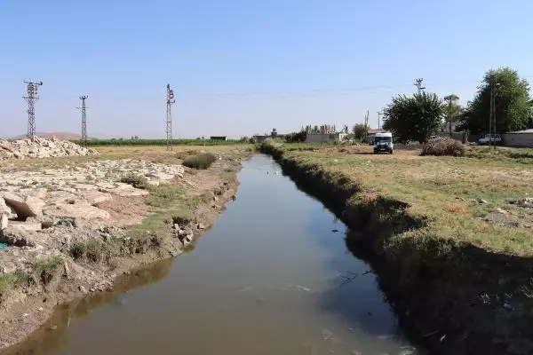 MAHALLE İÇİNDEKİ SU KANALLARI TEHLİKE SAÇIYOR