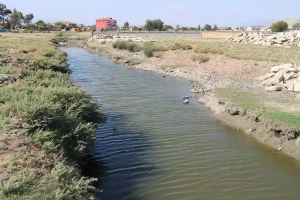 MAHALLE İÇİNDEKİ SU KANALLARI TEHLİKE SAÇIYOR