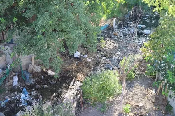 MAHALLE İÇİNDEKİ SU KANALLARI TEHLİKE SAÇIYOR