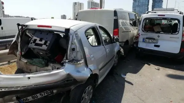 MALTEPE'DE ZİNCİRLEME KAZADA 3 KİŞİ YARALANDI