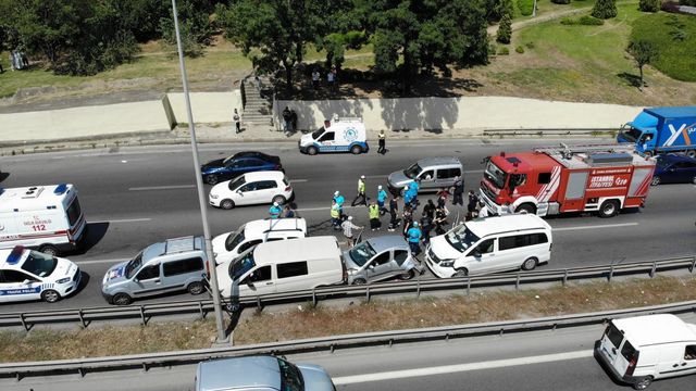 E-5'te yavaşlayan otomobil kazaya neden oldu! 5 araç birbirlerine girdi: 1'i ağır, 4 yaralı