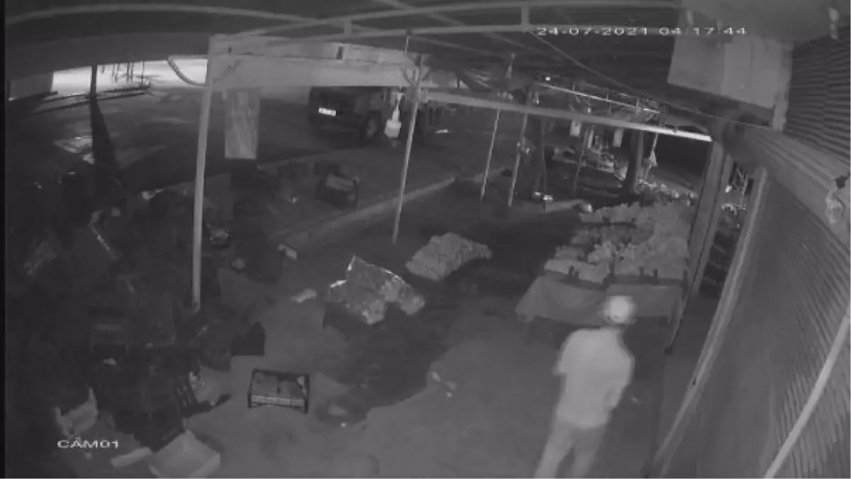 Manav çalışanı uyurken kasadan 500 TL hırsızlığı kamerada