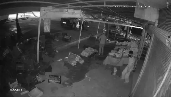Manav çalışanı uyurken kasadan 500 TL hırsızlığı kamerada