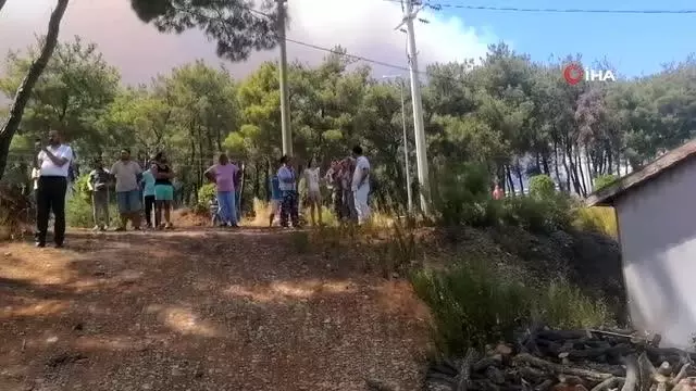 Manavgat'ta hızla büyüyen yangın yerleşim alanlarına indi