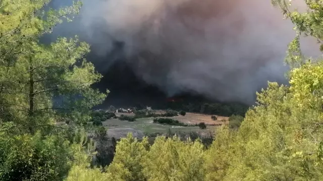 Manavgat'ta hızla büyüyen yangın yerleşim alanlarına indi