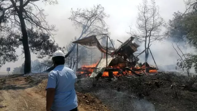 Manavgat'ta hızla büyüyen yangın yerleşim alanlarına indi