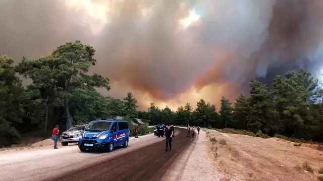 Manavgat'ta hızla büyüyen yangın yerleşim alanlarına indi