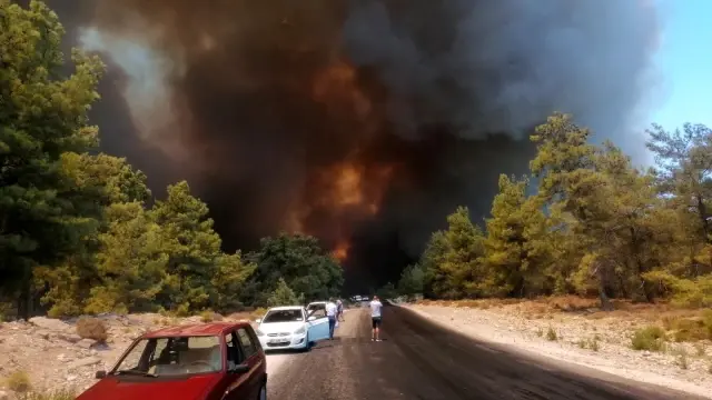 Manavgat'ta hızla büyüyen yangın yerleşim alanlarına indi