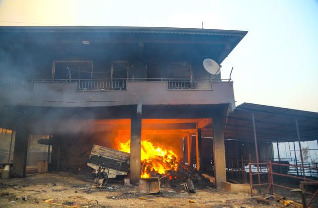 Manavgat'ta orman yangını yerleşim yerlerine sıçradı, 62 kişi hastanelik oldu