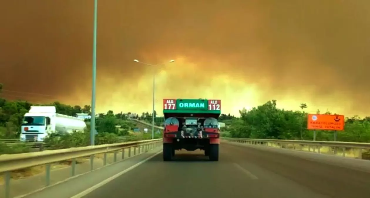 Son dakika haber... Manavgat'taki yangına 10 ilden 19 helikopter 103 arazöz müdahale ediyor