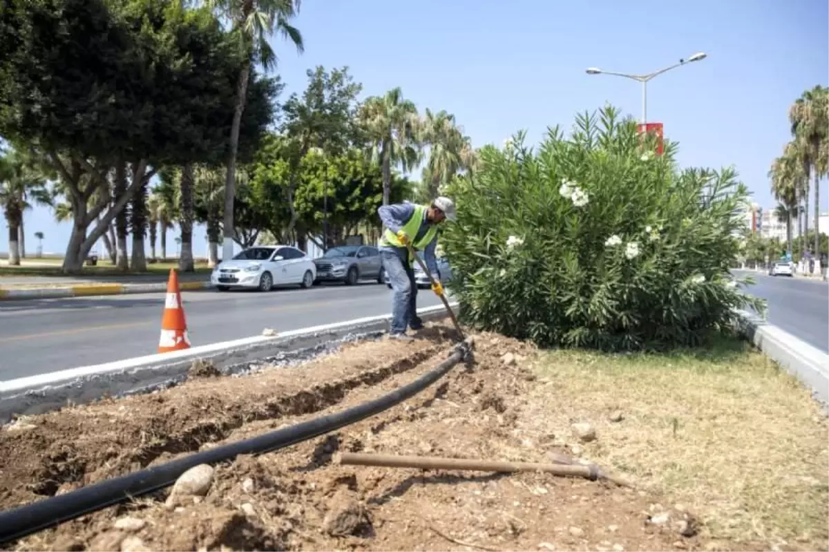 Mersin Büyükşehir'den Refüjlere Yeni Sulama Sistemi