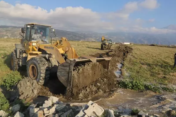 MİLLEYHA KUŞ CENNETİ KENARINA KAZILAN HENDEK KAPATILDI