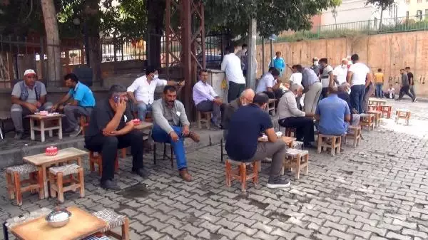 MUŞ'TA SAĞLIKÇILAR KAHVELERİ GEZEREK AŞI YAPTI