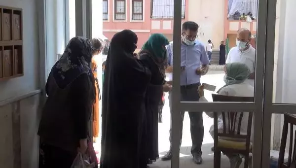 MUŞ'TA SAĞLIKÇILAR KAHVELERİ GEZEREK AŞI YAPTI