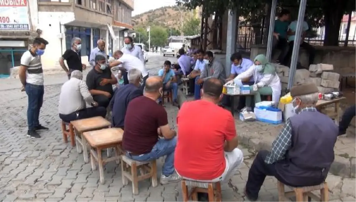 MUŞ'TA SAĞLIKÇILAR KAHVELERİ GEZEREK AŞI YAPTI