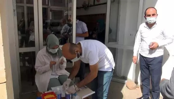 MUŞ'TA SAĞLIKÇILAR KAHVELERİ GEZEREK AŞI YAPTI