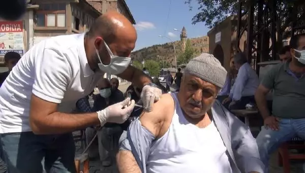 MUŞ'TA SAĞLIKÇILAR KAHVELERİ GEZEREK AŞI YAPTI