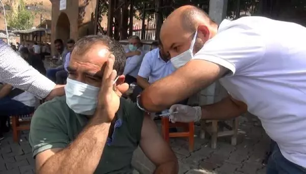 MUŞ'TA SAĞLIKÇILAR KAHVELERİ GEZEREK AŞI YAPTI