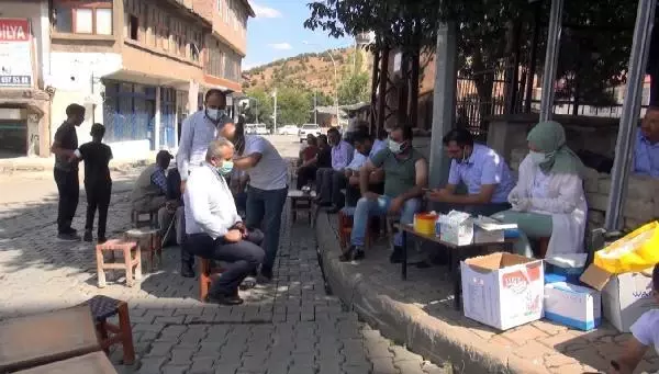 MUŞ'TA SAĞLIKÇILAR KAHVELERİ GEZEREK AŞI YAPTI