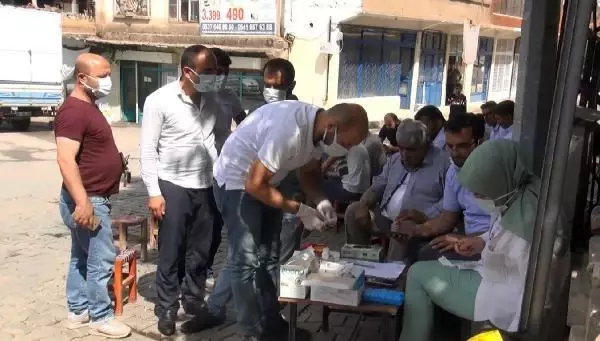 MUŞ'TA SAĞLIKÇILAR KAHVELERİ GEZEREK AŞI YAPTI