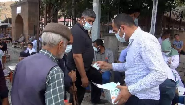 MUŞ'TA SAĞLIKÇILAR KAHVELERİ GEZEREK AŞI YAPTI